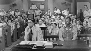 Una scena del film omonimo con Gregory Peck nel ruolo di Atticus Finch