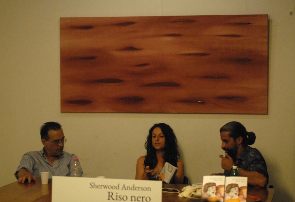 Da sinistra: Luca Briasco, Marina Pirulli e Stefano Gallerani (autore della prefazione di Riso nero). Luglio 2016, Libreria Koob, Roma.